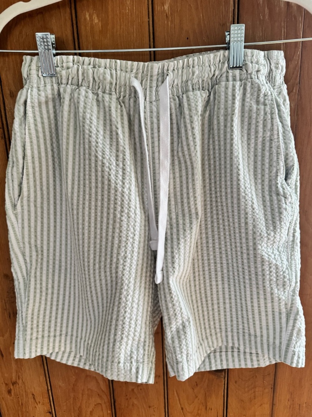 Men’s casual shorts white & green lines, stretch waist, draw string & pockets.